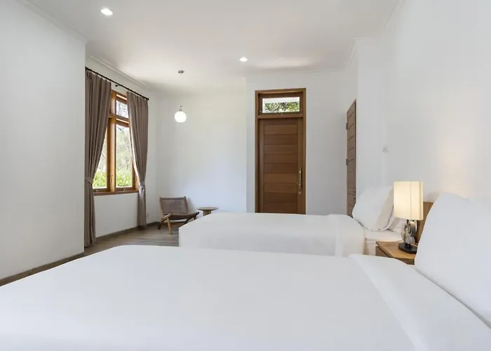 Humayana Hotel *